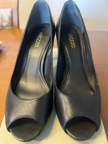Sandália de salto peep toe em couro Arezzo