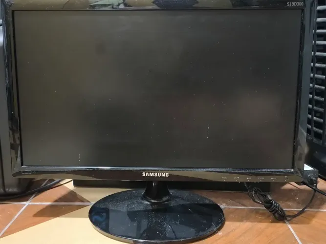 Monitor Samsung S19D300