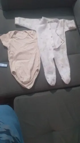 Vendo almofada de amamentação menino e 9 peças de roupas de bebê menino