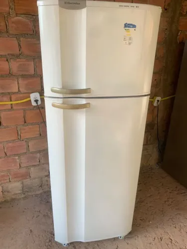 Geladeira dúplex Electrolux frost free semi nova. $620