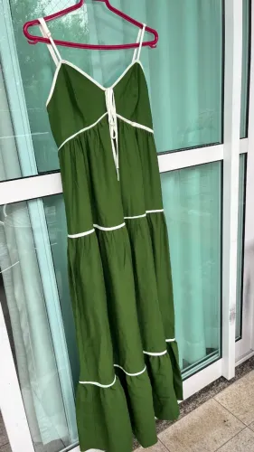 Vestido longo com laço no decote