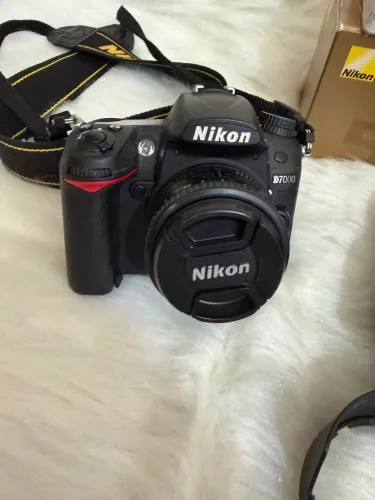 Máquina fotográfica NIKON D7000 com acessórios