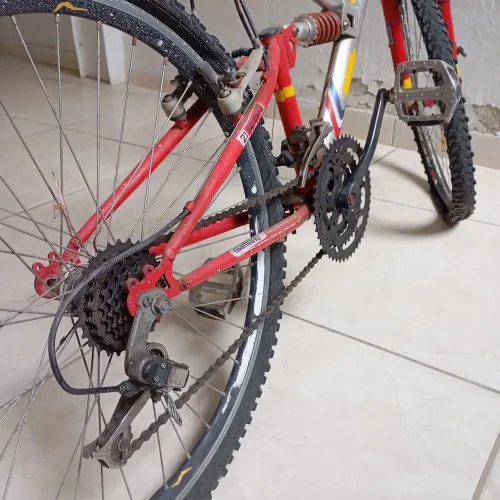 Bicicleta Aro 26. Precisa revisar e trocar o banco.