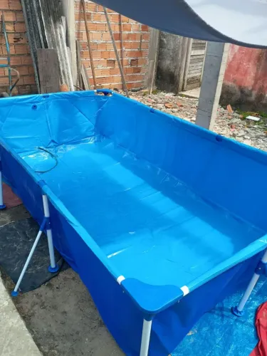 Vende-se piscina de 3700 litros com a capa e a bomba de filtragem