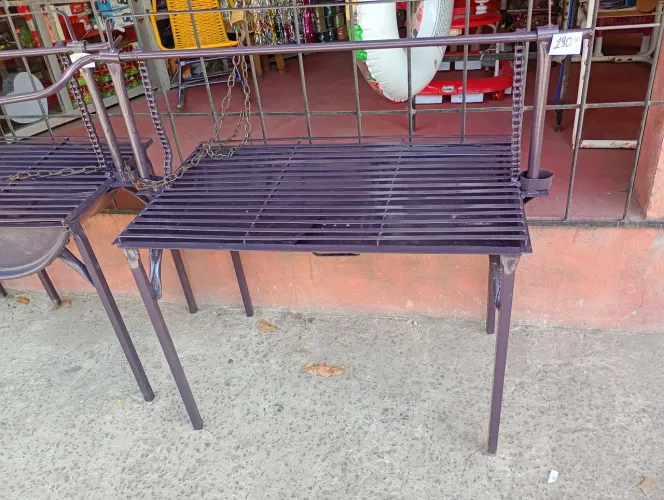 Churrasqueira, tamanho 80x 46. Fazemos entrega