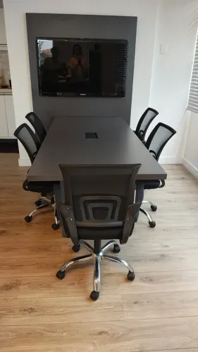 Conjunto mesa + painel com TV - sala de reuniões