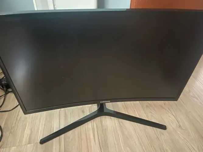Vendo monitor Curvo Samsung Odyssey 24 144hz com tela quebrada para retirada de peças