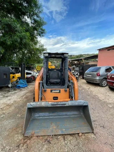 Mini carregadeira SR150 CASE  ano 2013