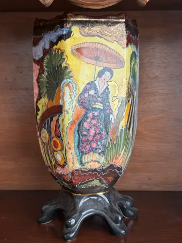 Vaso Oriental Decorativo em Porcelana com Alto-Relevo e Douração - 28 cm