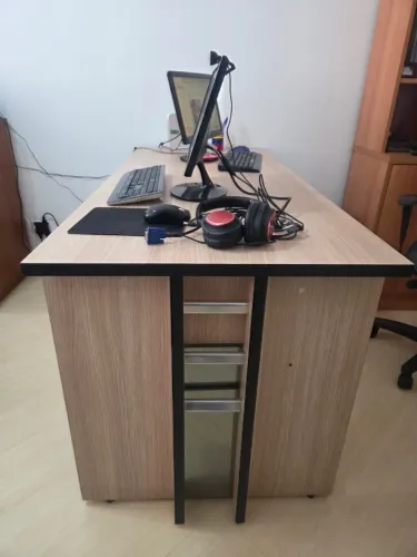 MESA E ARMÁRIO DE ESCRITÓRIO, BRINDE DUAS CADEIRAS
