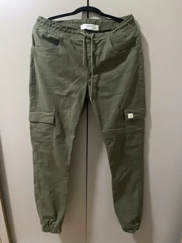 Calça jogger cargo masculina de sarja na cor verde-militar da marca Vizzy