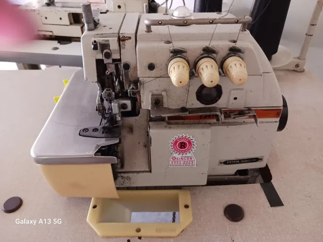 Vendo 2 máquinas. 1 overloque e 1 reta. As duas são industriais com mesa. São usadas. 