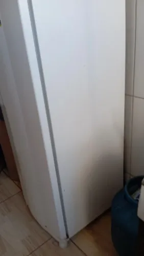 Geladeira em bom estado funcionando perfeitamente 
