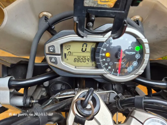 Moto Triumph muito conservada e bem cuidada.
