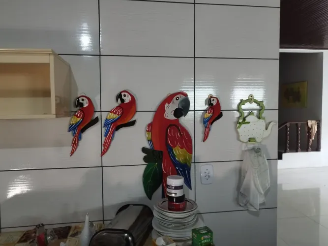 Kit Decoração de Parede em Madeira - 3 Peixes + 4 Araras Artesanais