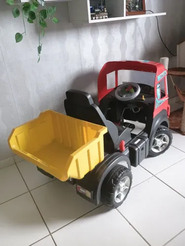 Caminhão infantil à pedal