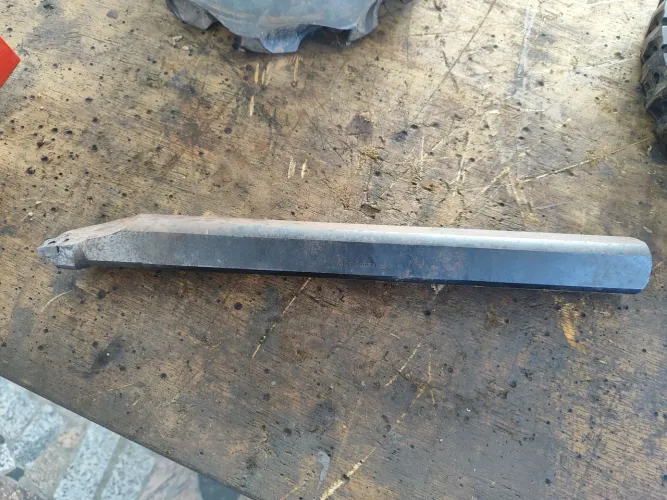 Ferramenta para para torno para usinar diâmetros interno.