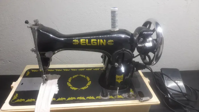Maquina de costura Elgin Doméstica Reta