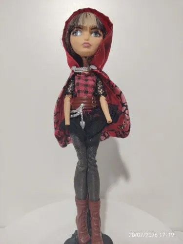 Boneca Cerisse Hood Ever After High Pescoço Quebrado. 