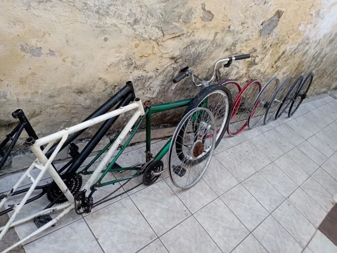 vendo todas essas rodas aro 26 junto com três quadros 