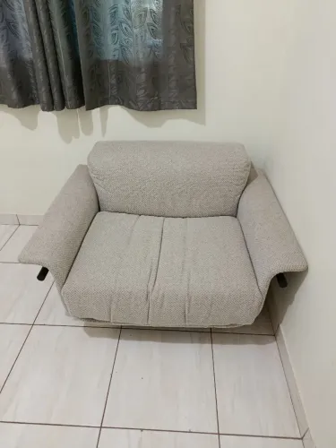 Poltrona Crio com braços, assinada pela designer Roberta Banqueri.