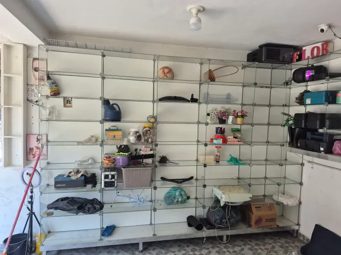 Prateleira de vidro com base alumínio