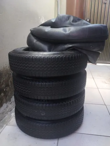4 Pneus de Fusca e câmara de ar