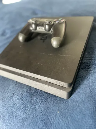 PS4 Slim - 500GB armazenamento em ótimo estado de uso