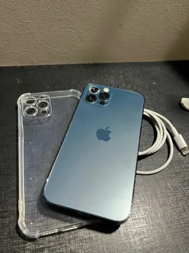 iPhone 12 Pro, 256GB. Acompanha cabo e capinha.