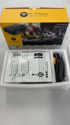 Mini projetor UNIC com Wi-Fi para celular 
