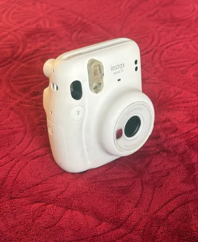Câmera Instantânea Fujifilm Instax Mini 11 + Capa de Proteção Transparente