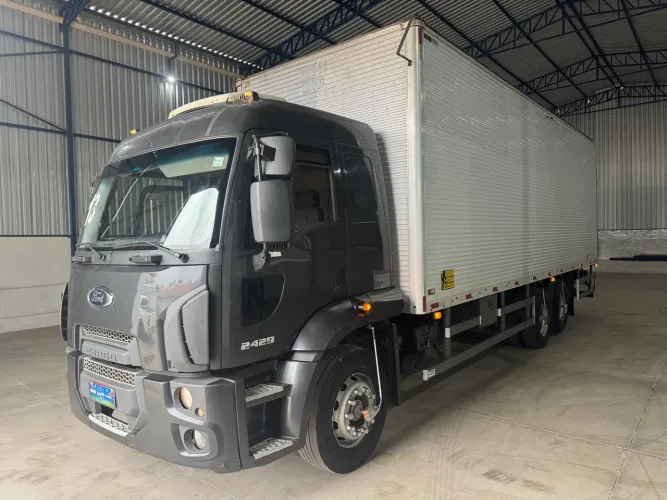 FORD CARGO 2429. 2013 BAÚ 8,5M