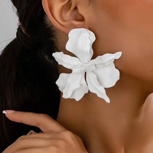 Brinco floral na cor branca