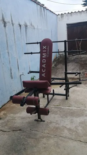 Um aparelho de academia completo para uso