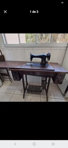 Máquina de Costura Singer 1951. Acompanha motor elétrico e pedal. Retirar no local.