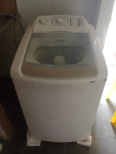 Máquina de lavar roupa usada em boa condição