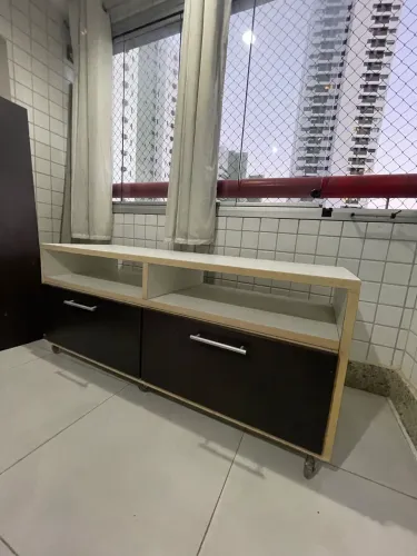 Rack para TV com 2 gavetas e nichos - Móvel de sala
