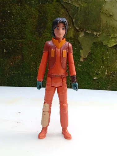 Boneco Ezra Star Wars Rebels 30cm Articulado  Hasbro.
