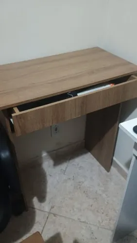 Mesa com gaveta