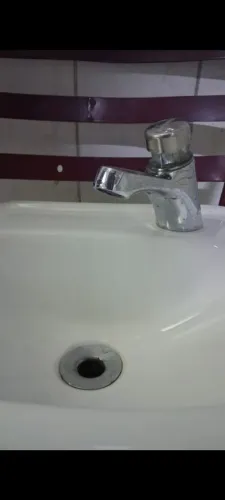 Pia de banheiro com torneira