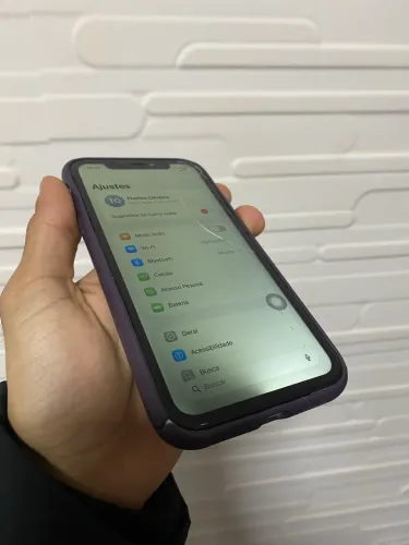 iPhone 11 trincado na tela