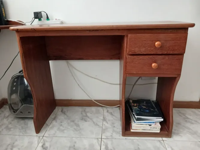 Vendo escrivaninha Madeira Maciça