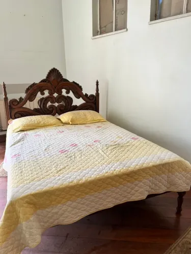 Cama de Casal Antiga em Madeira Maciça - Entalhada à Mão (Estilo Clássico / Rococó)