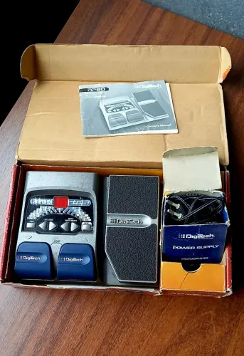 Pedaleira Digitech RP100 para guitarra, na caixa e em perfeito estado