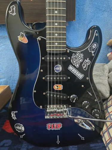 Guitarra elétrica Konig azul e preto