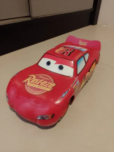 Carro de controle remoto Relâmpago McQueen. Sem pilhas!