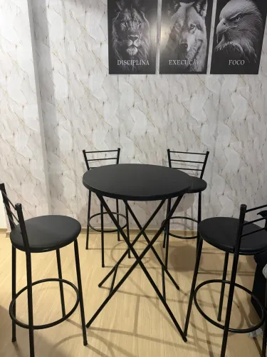 Bistrô com 4 banquetas, todo em ferro usado uma única vez