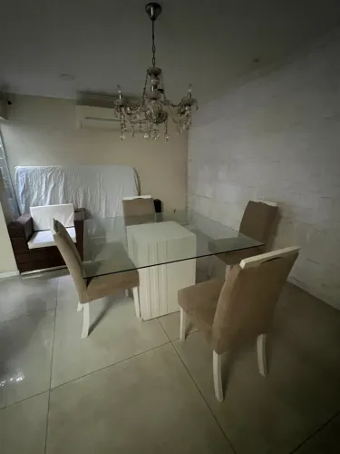 Mesa quadrada de vidro