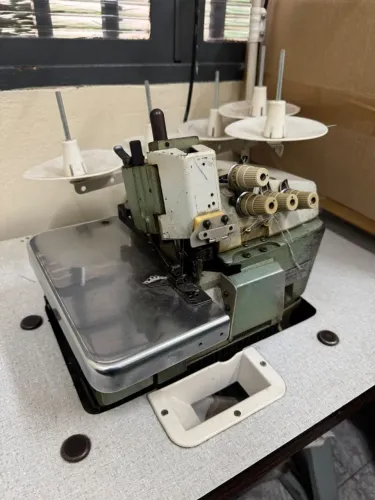 Máquina de costura industrial