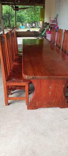 Mesa de madeira com 10 cadeiras